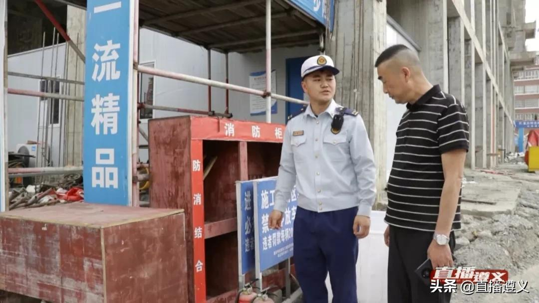 贵州皓正房地产开发有限公司使用易燃可燃装修材料搭建办公区域(图1)