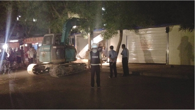 红阳北大街与东关大街交叉口位置擅自搭建彩钢房问题集中拆除(图1)