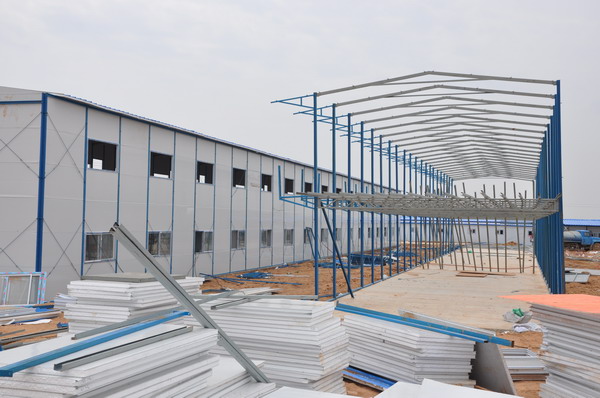 山东力强钢板有限公司安装便捷彩钢板活动房自重轻，拼接式安装及可随意切割(图2)