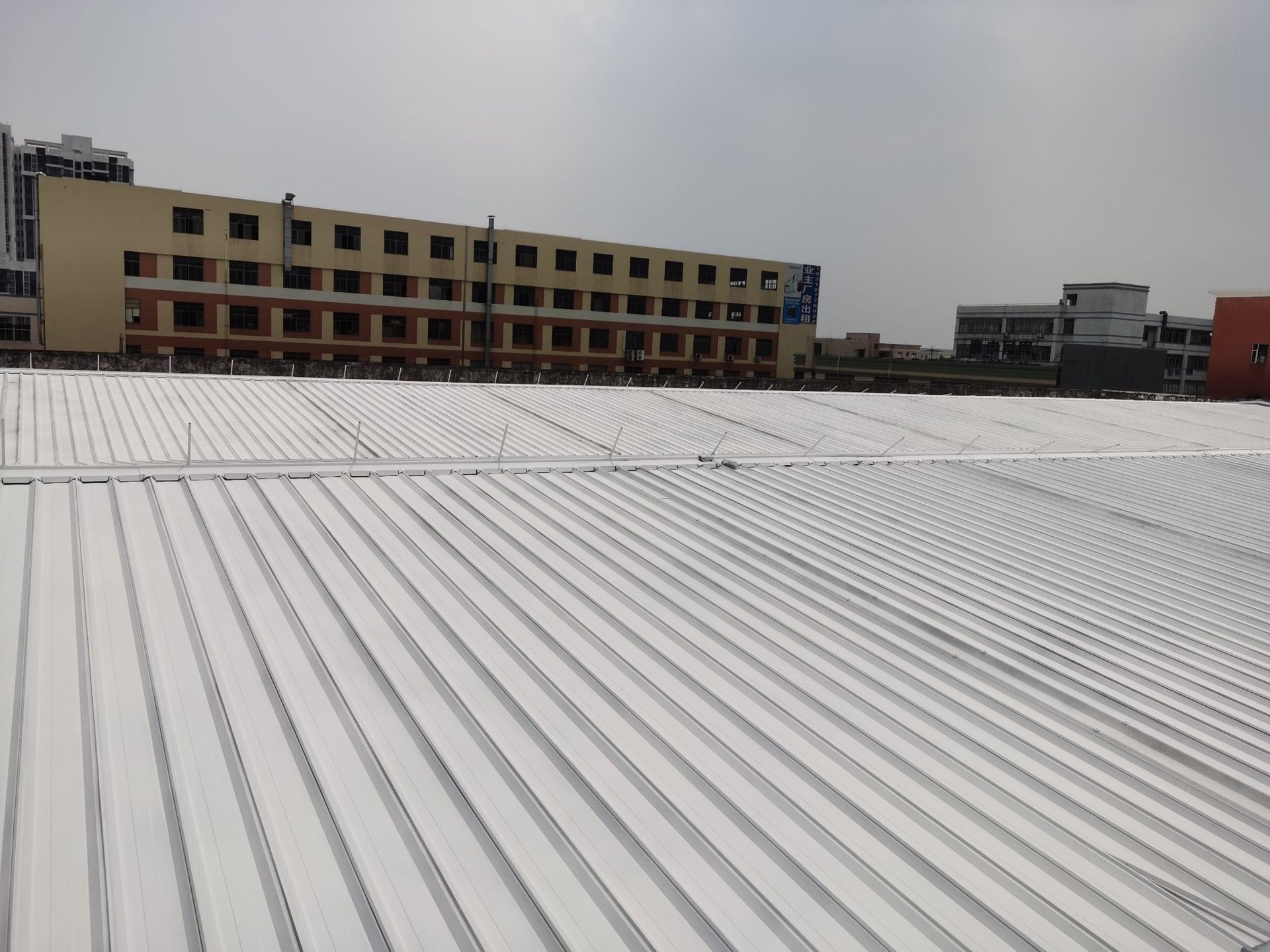 
北京跃如钢结构工程有限公司彩钢房安装制作15年、钢铁承诺!(图1)