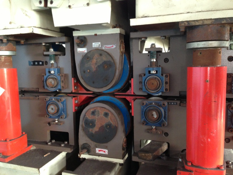 购买二手机械还是需要注意很多套路，河南华鹰推出高空上瓦机机械(图3)