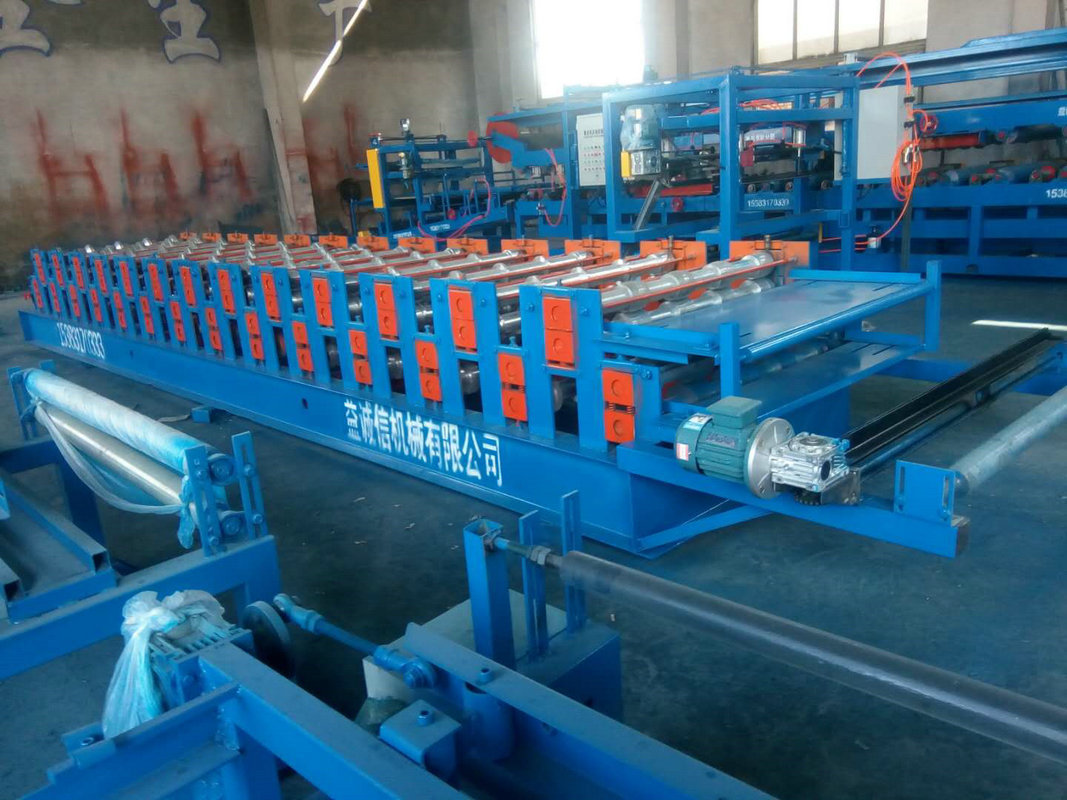 彩钢保温复合板材是一种新型的建筑材料，保温隔声材料(图1)