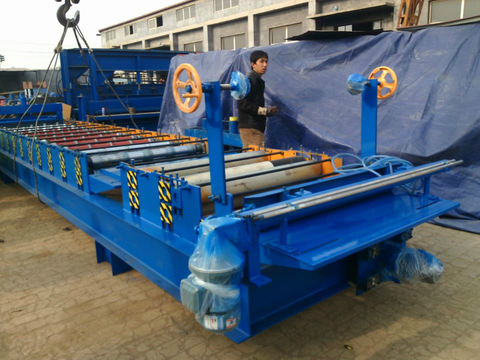 彩钢保温复合板材是一种新型的建筑材料，保温隔声材料(图3)