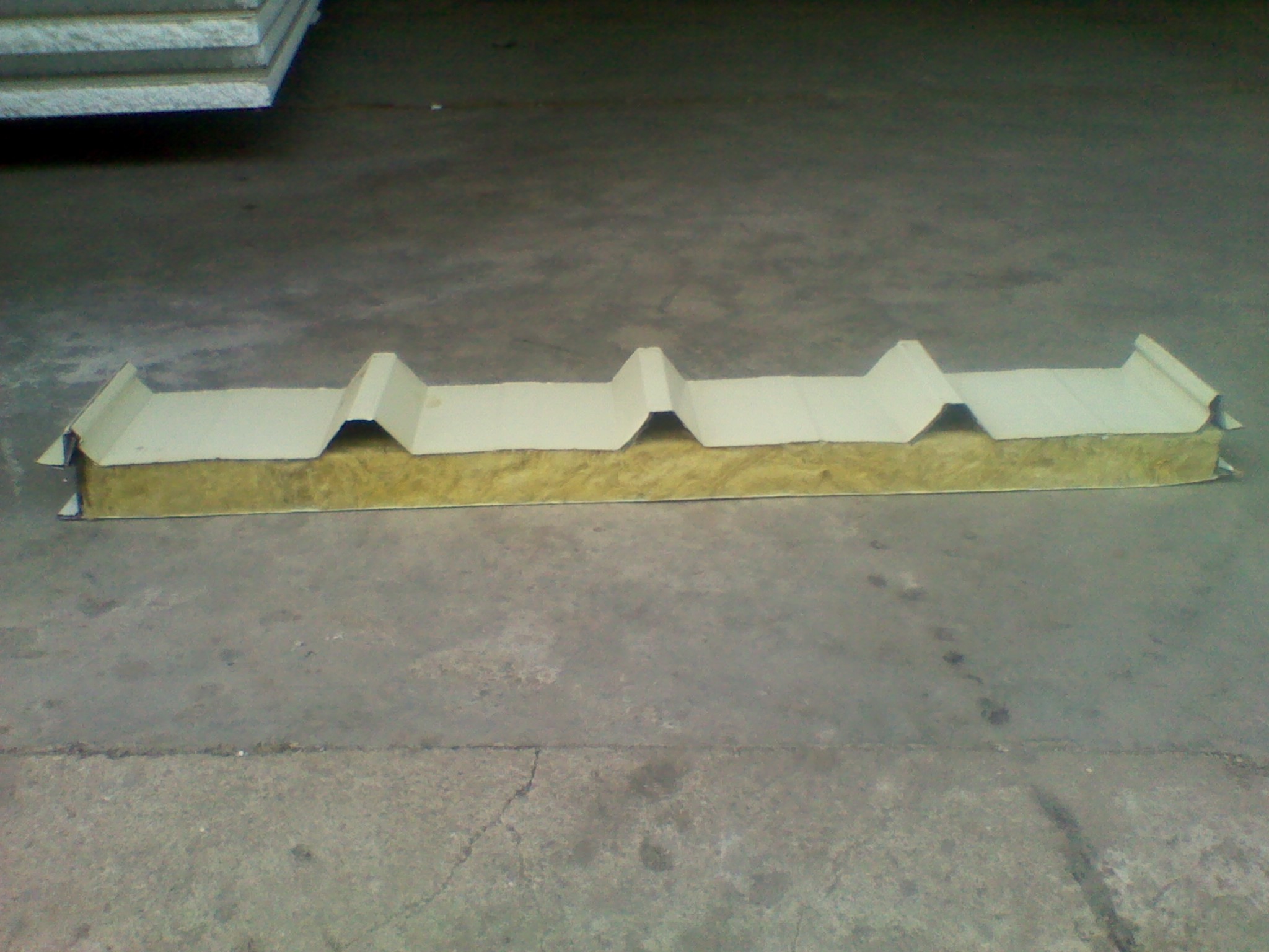 上海伊熙彩钢复合机保修多久？怎么去正确的采购彩钢压瓦(图1)