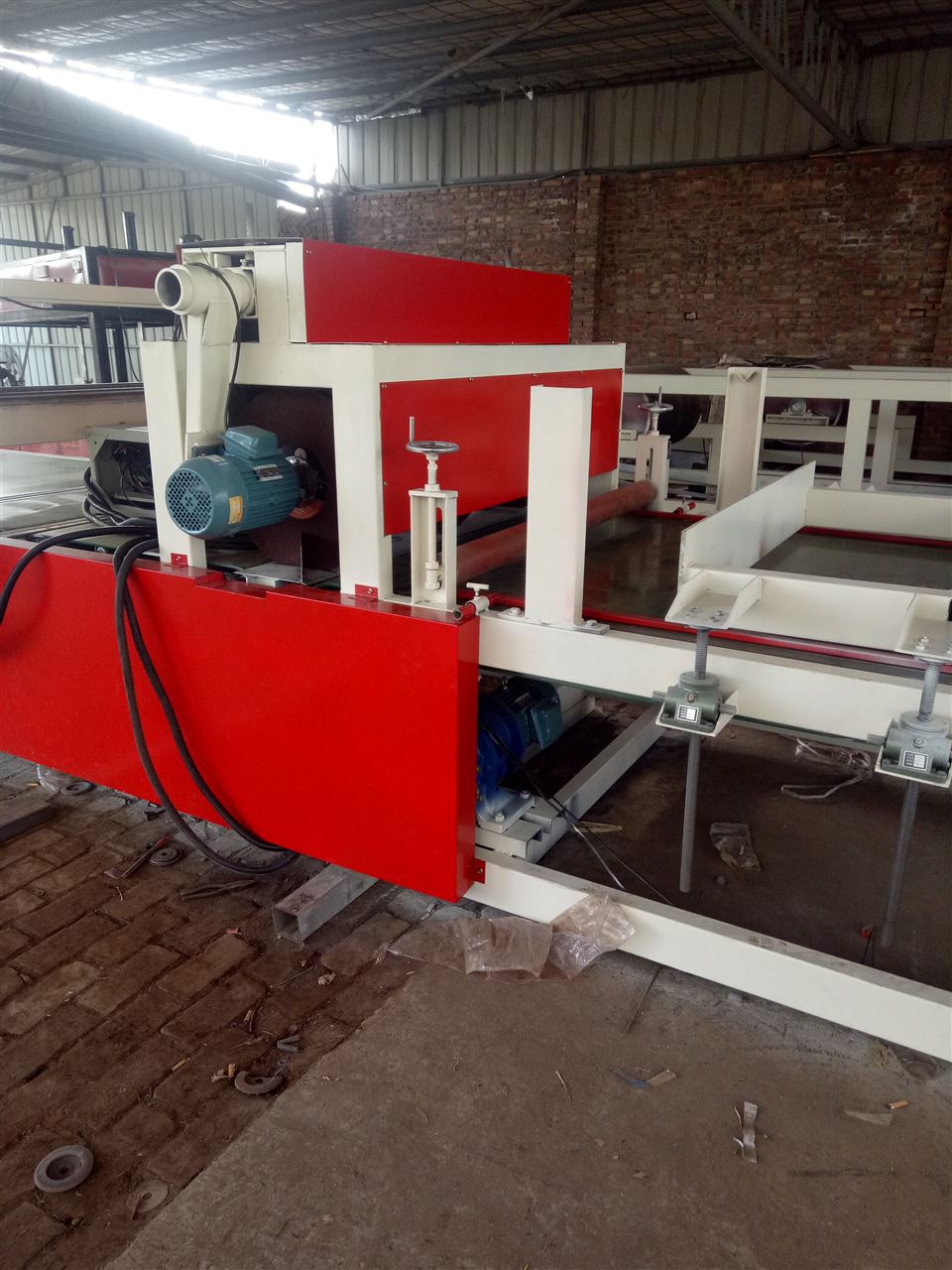 
1.机制全自动岩棉复合板设备实现自动化生产，自动上水，劳动强度小


(图2)