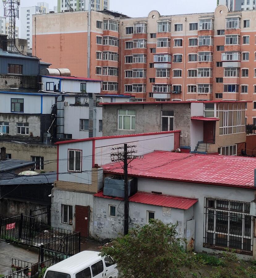 道外区南棵摞一个“叠摞”居民质疑此处是私建应(图1)