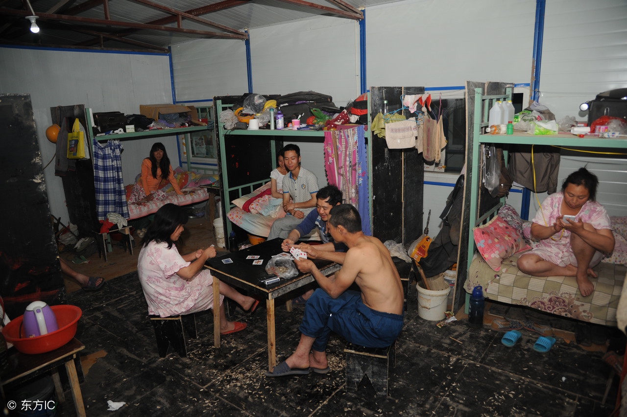 蜗居夫妻为节省房租都是老乡床铺用布帘遮挡形成私密空间
(图1)