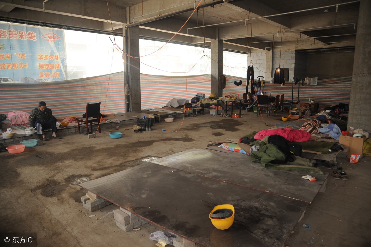 蜗居夫妻为节省房租都是老乡床铺用布帘遮挡形成私密空间
(图11)