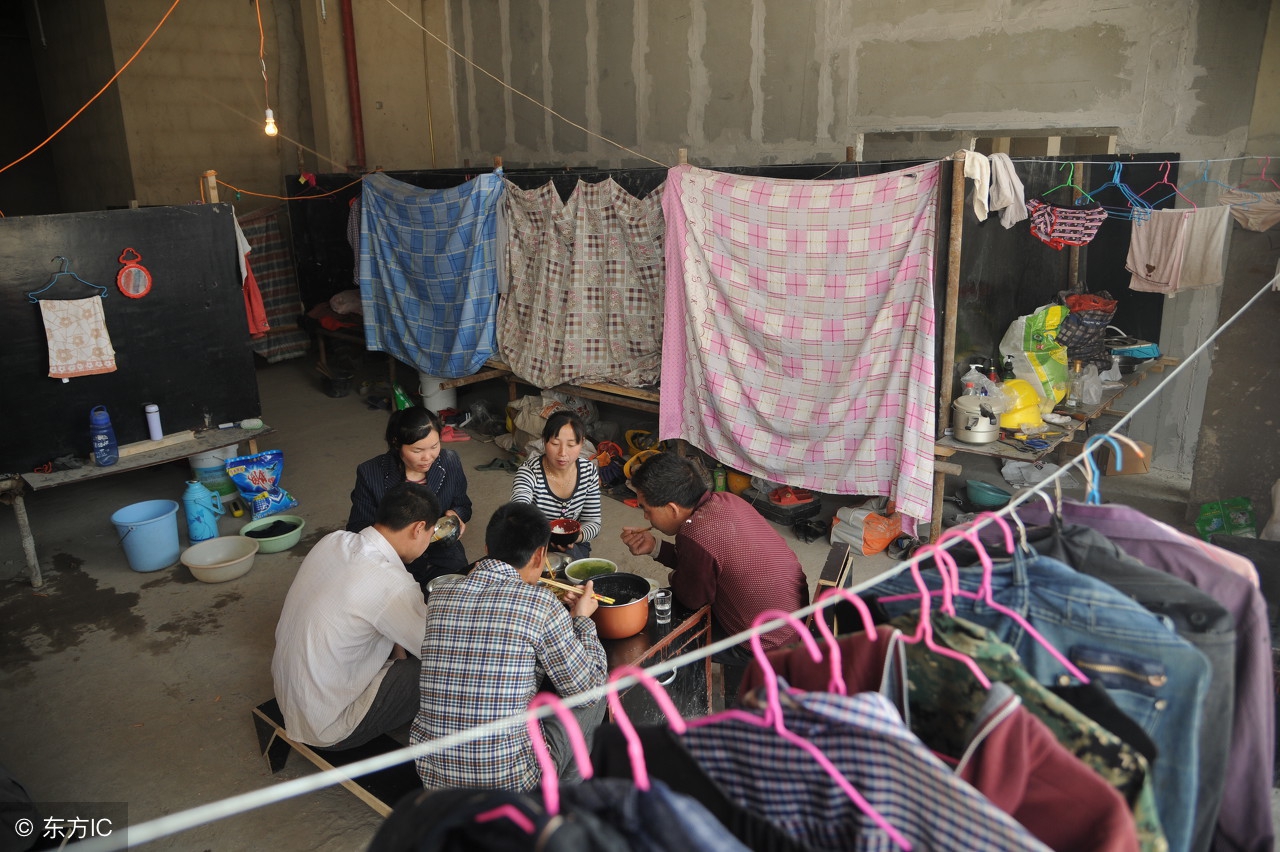 蜗居夫妻为节省房租都是老乡床铺用布帘遮挡形成私密空间
(图12)