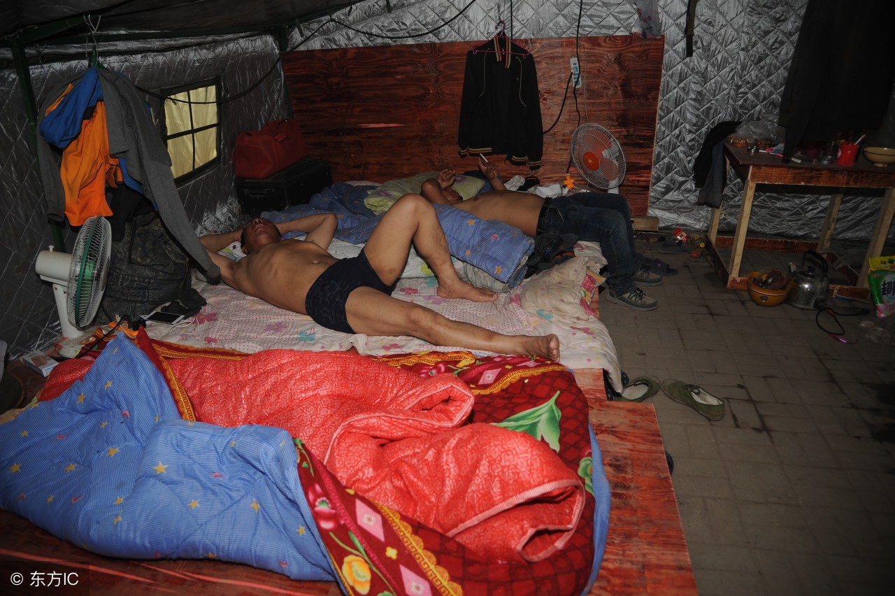 蜗居夫妻为节省房租都是老乡床铺用布帘遮挡形成私密空间
(图3)