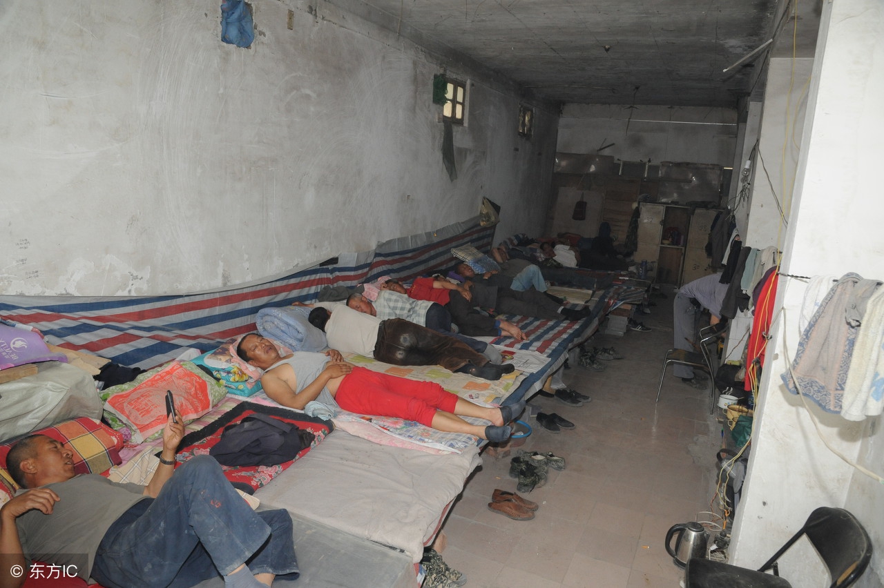 蜗居夫妻为节省房租都是老乡床铺用布帘遮挡形成私密空间
(图4)