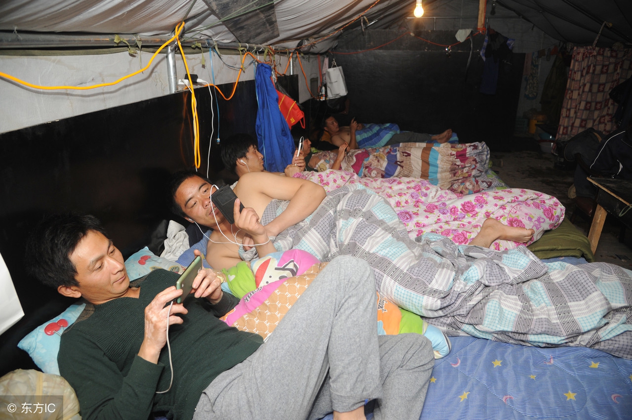 蜗居夫妻为节省房租都是老乡床铺用布帘遮挡形成私密空间
(图5)