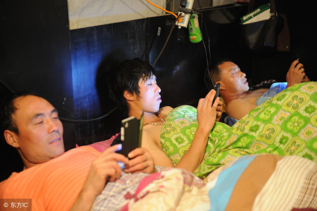 蜗居夫妻为节省房租都是老乡床铺用布帘遮挡形成私密空间
(图6)