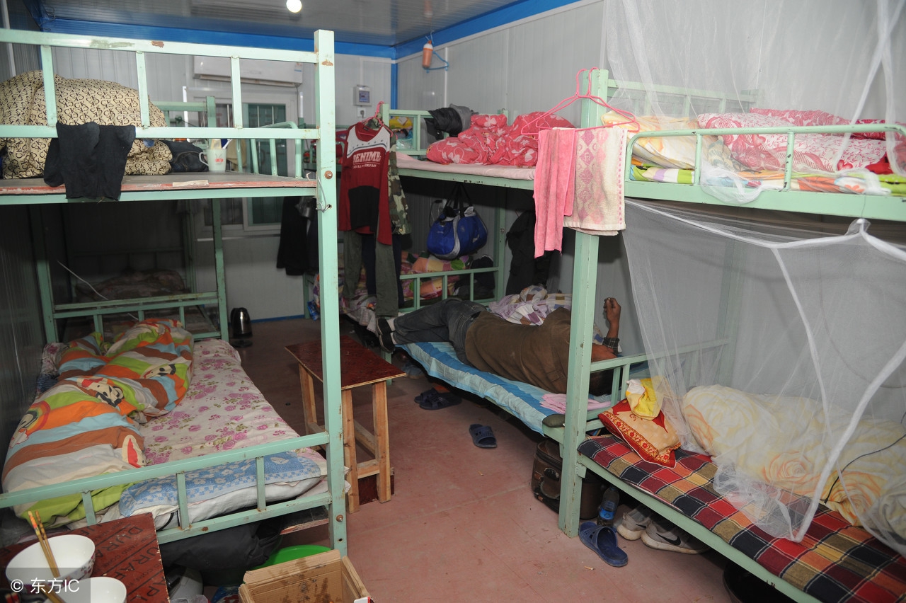 蜗居夫妻为节省房租都是老乡床铺用布帘遮挡形成私密空间
(图7)