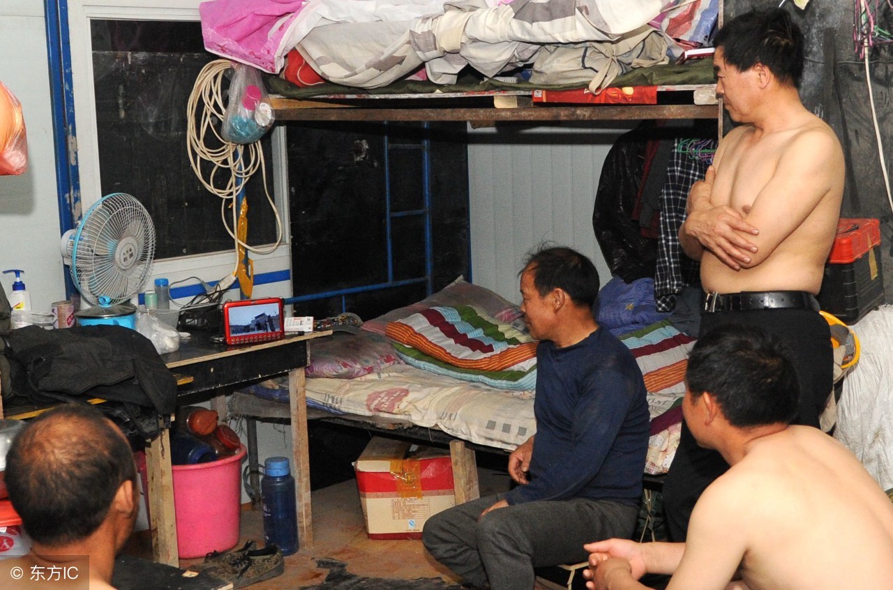 蜗居夫妻为节省房租都是老乡床铺用布帘遮挡形成私密空间
(图8)