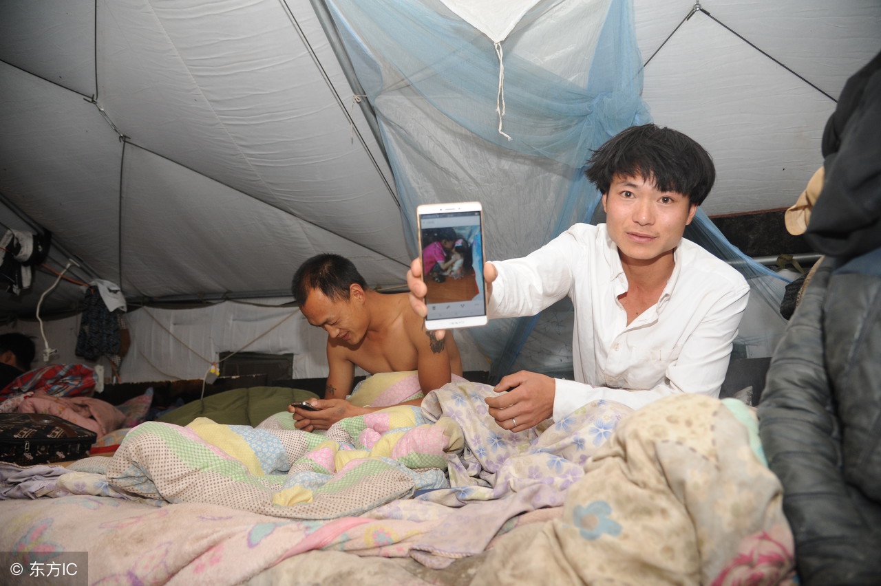 蜗居夫妻为节省房租都是老乡床铺用布帘遮挡形成私密空间
(图9)