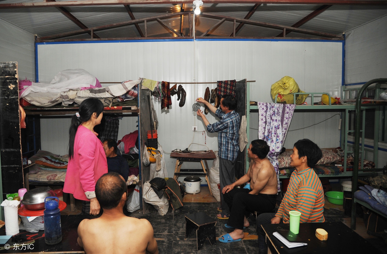 蜗居夫妻为节省房租都是老乡床铺用布帘遮挡形成私密空间
(图10)