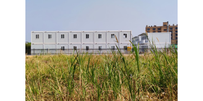 现如今活动板房，活动房内宽敞明亮可容纳上百名市民参加学习(图1)