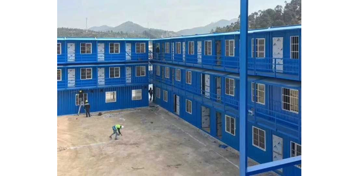 现如今活动板房，活动房内宽敞明亮可容纳上百名市民参加学习(图2)