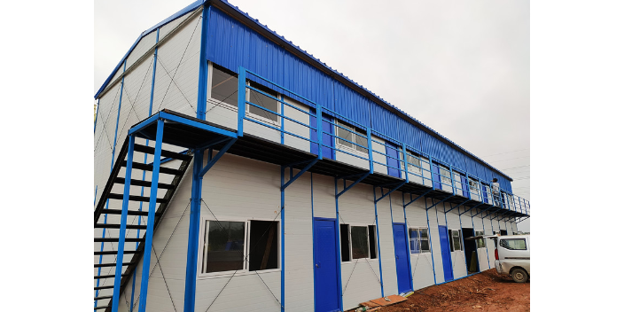 现如今活动板房，活动房内宽敞明亮可容纳上百名市民参加学习(图3)