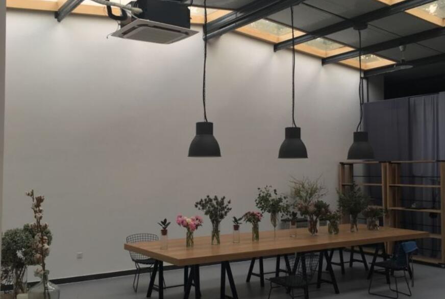 彩钢板活动房的一些特点性能也取自于彩钢板的特征。(图1)