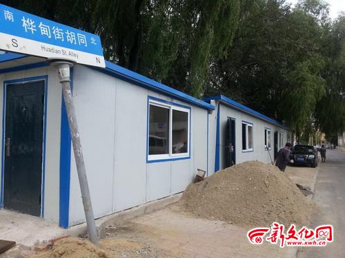 
长春一宿舍突然盖起彩钢房门往外开影响居民出行(图1)