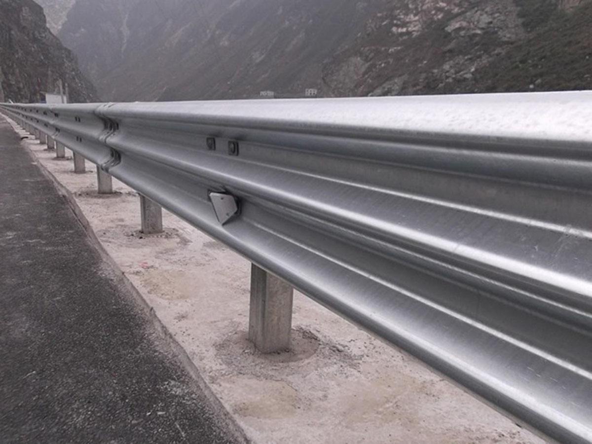 路口两侧十米范围内采用1.2米彩钢板做防护施工安全性(图2)