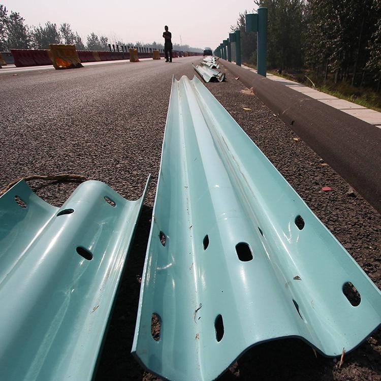 路口两侧十米范围内采用1.2米彩钢板做防护施工安全性(图3)