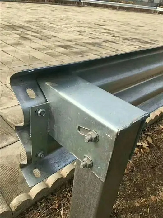 路口两侧十米范围内采用1.2米彩钢板做防护施工安全性(图4)