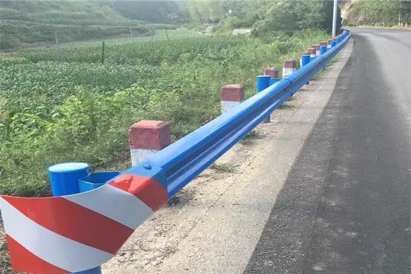 路口两侧十米范围内采用1.2米彩钢板做防护施工安全性(图5)