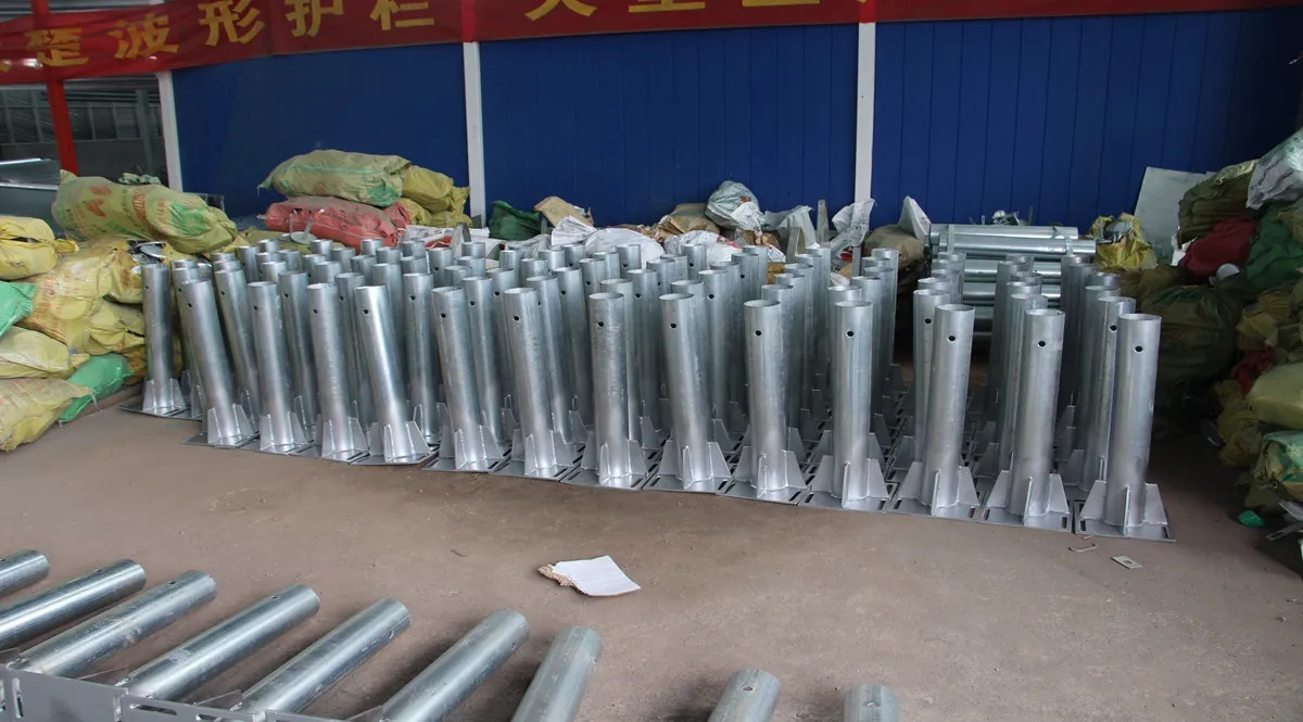 路口两侧十米范围内采用1.2米彩钢板做防护施工安全性(图6)