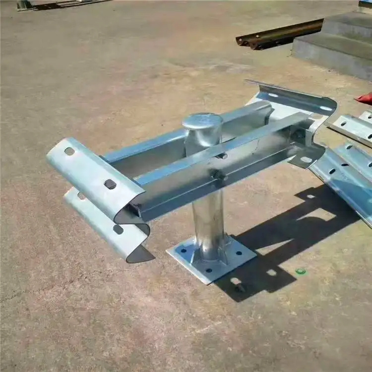 路口两侧十米范围内采用1.2米彩钢板做防护施工安全性(图7)