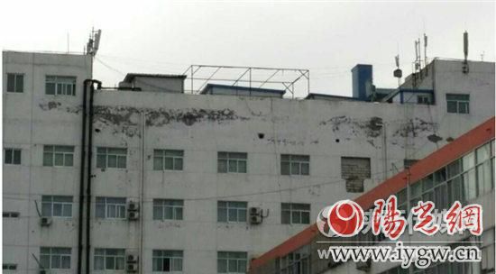 
公寓酒店楼顶上的彩钢房事件得不到有效解决(组图)(图1)