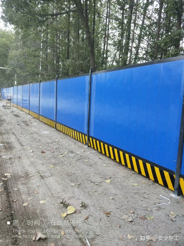 ,无足轻重围挡多少钱一平方？严禁运用竹笆、布做板围挡

(图1)