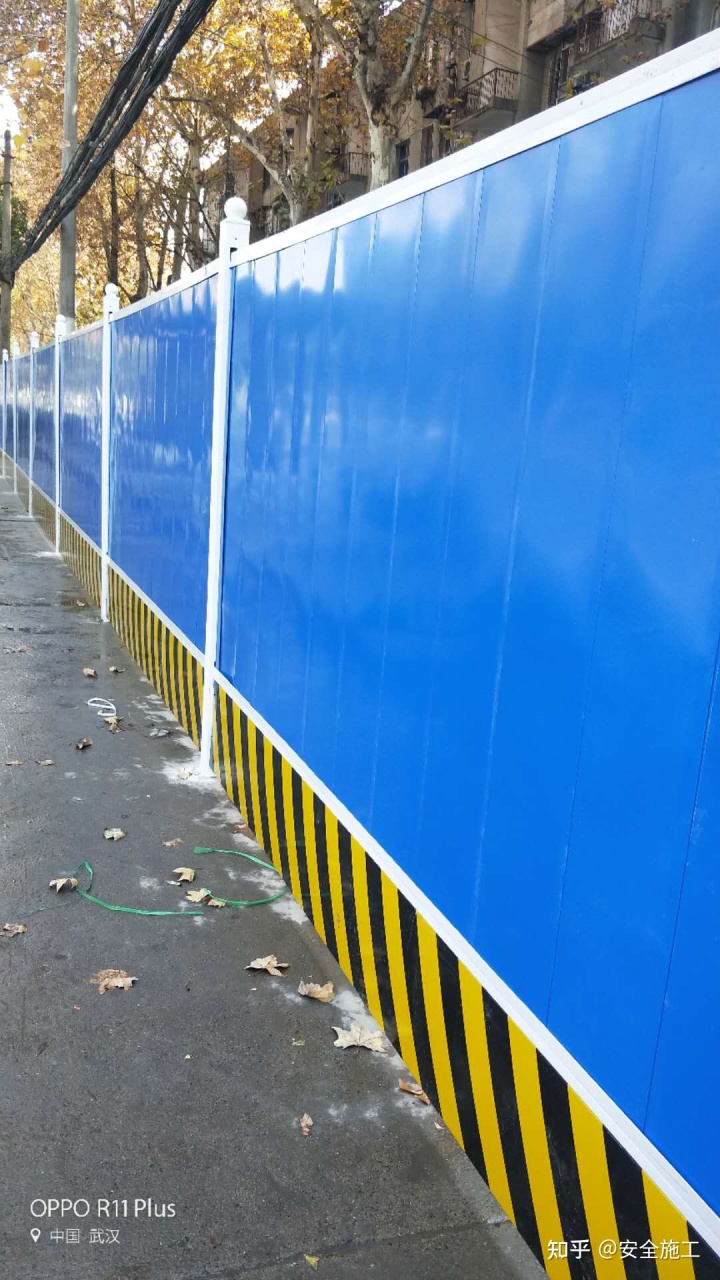 ,无足轻重围挡多少钱一平方？严禁运用竹笆、布做板围挡

(图2)