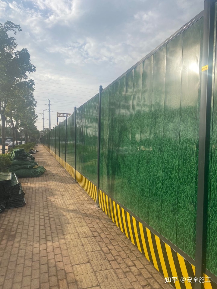 ,无足轻重围挡多少钱一平方？严禁运用竹笆、布做板围挡

(图3)