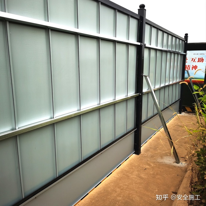 ,无足轻重围挡多少钱一平方？严禁运用竹笆、布做板围挡

(图5)