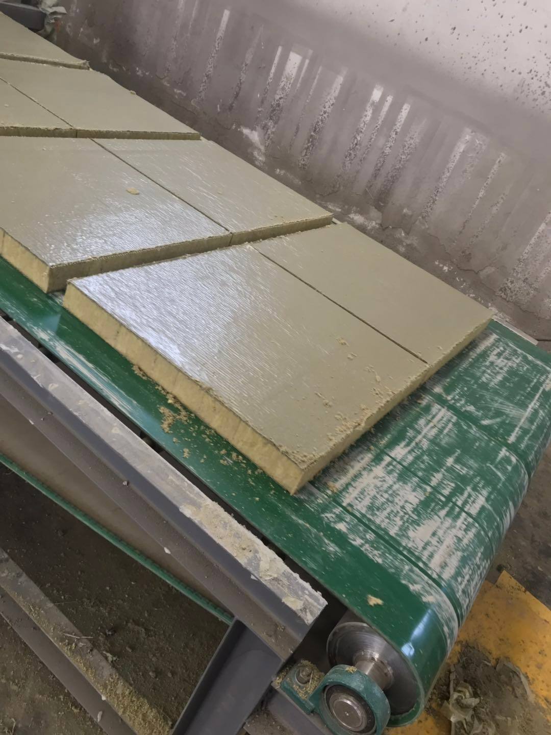 
外装饰面可有多种改造的优选材料--外饰面层(图4)