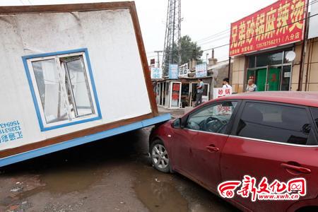 长春彩钢房 大风吹倒1秒这座房子的确被大风吹的“飘”了起来(图1)