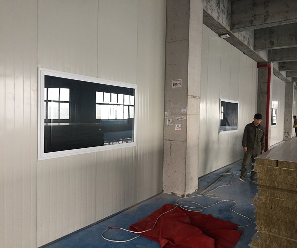 轻彩钢板夹芯板平方米重量低于14KG可以降低活动房结构造价

(图2)