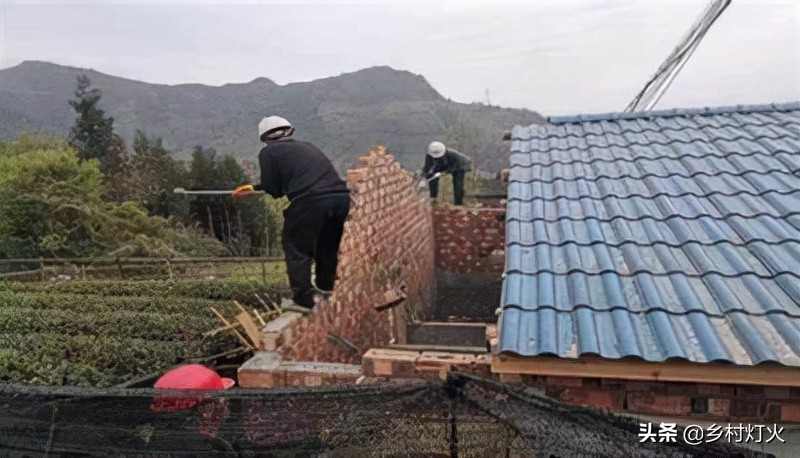 为什么现在许多农村人家都会搭建有彩钢房呢？原因是什么？(图1)