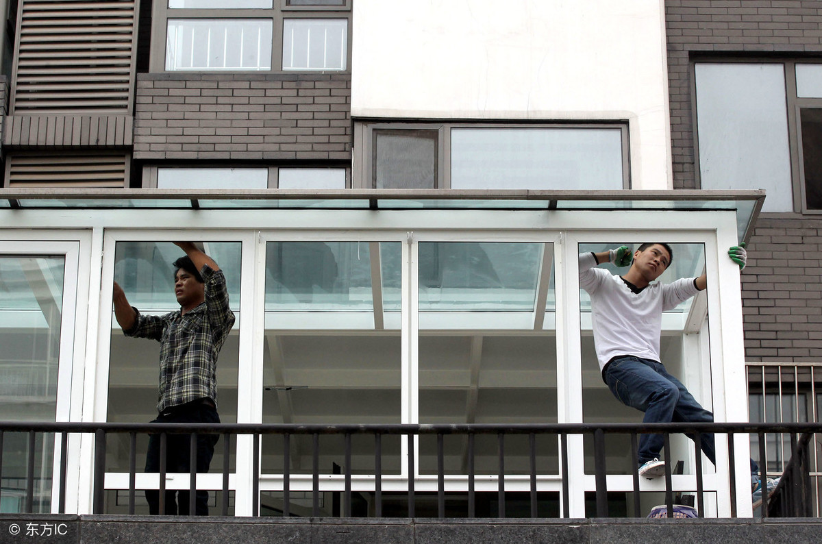 电焊焊的彩钢房骨架 郑州创开系统门窗就来说一说（装修预算报价审核）(图1)