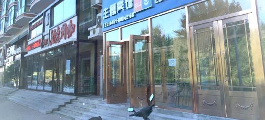 各种各样违建将小区变成大杂院商家再把门斗扒掉重新再建(图1)