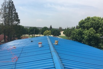 彩钢喷漆的注意事项有哪些：彩钢板严重生锈搭接翻新成本(图3)