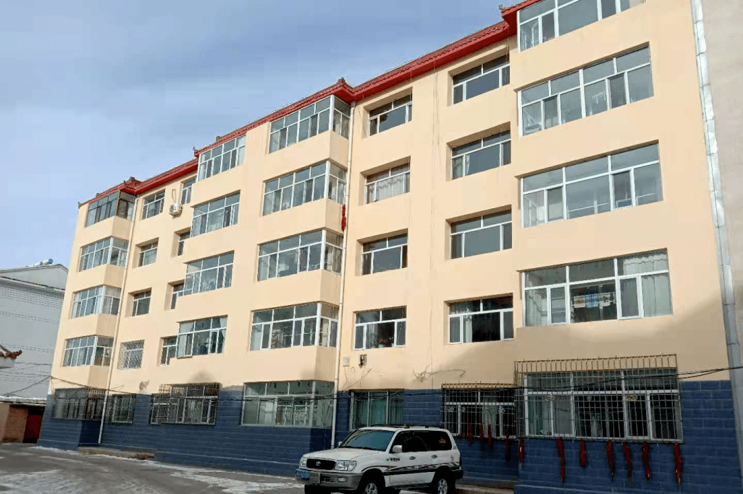 西安彩钢房 街边突兀木门内“藏”着两排破损(图)(图2)