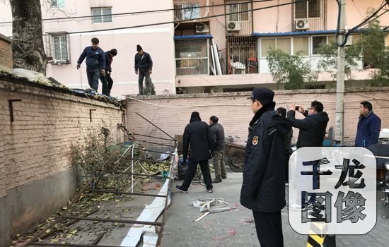 北京朝阳区和平街1号院内65平方米违法建设进行拆除(图)(图2)