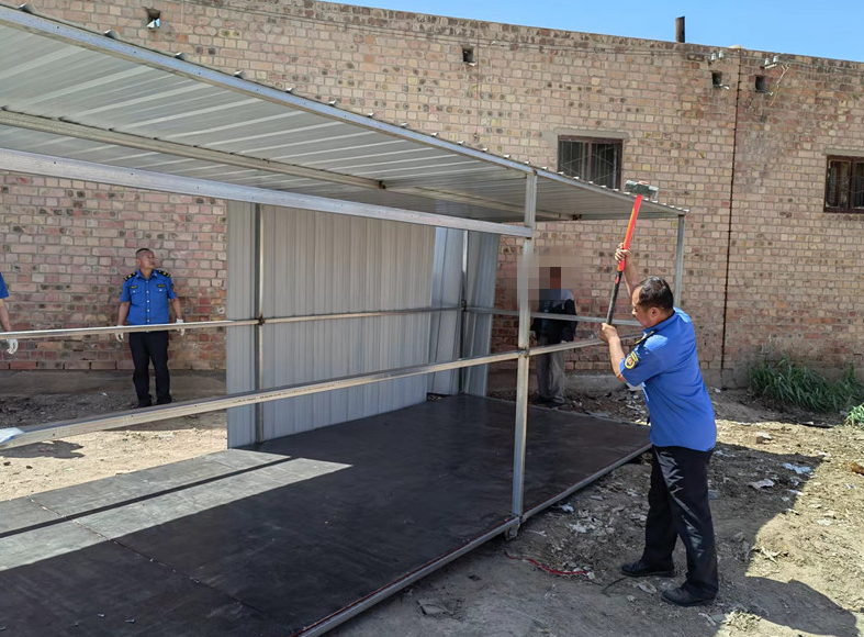 临河区12平米彩钢房“安营扎寨”被拆除(图)(图1)