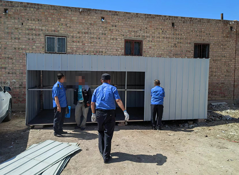 临河区12平米彩钢房“安营扎寨”被拆除(图)(图2)