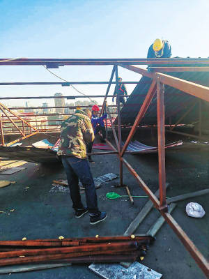 >>违建业主家中漏雨数年(图)业主：楼顶违建彩钢棚带来诸多不良影响(图1)