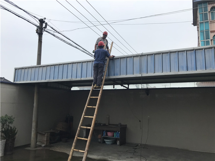 >>违建业主家中漏雨数年(图)业主：楼顶违建彩钢棚带来诸多不良影响(图3)